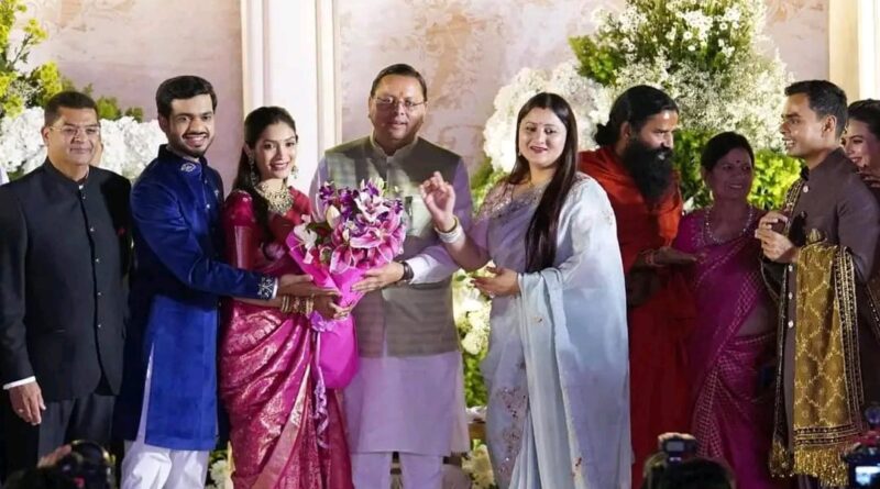  केंद्रीय मंत्री शिवराज सिंह चौहान के सुपुत्रों के वेडिंग रिसेप्शन में सम्मिलित होकर नव विवाहित जोड़ों को मुख्यमंत्री धामी ने दिया आशीर्वाद