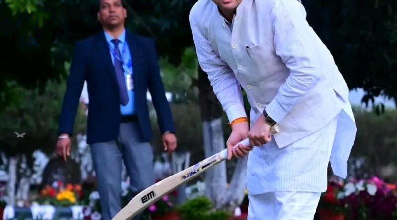 मुख्यमंत्री धामी ने व्यस्त दिनचर्या के बीच बेटे संग खेला क्रिकेट, सोशल मीडिया पर तस्वीरें की शेयर