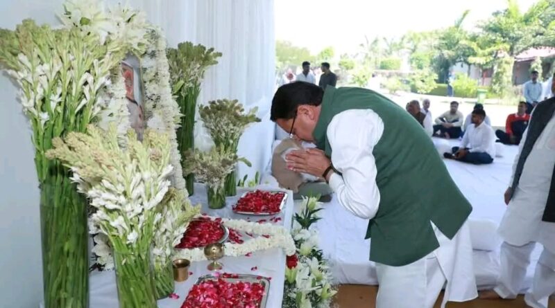 मुख्यमंत्री धामी ने केंद्रीय पर्यावरण मंत्री भुपेंद्र यादव के आवास पहुंचकर दिवंगत पिताजी को अर्पित की श्रद्धांजलि 