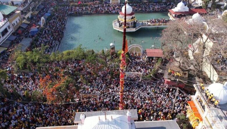 श्री झण्डे जी पर नतमस्तक होकर लाखों श्रद्धालुओं ने झुकाए शीश, श्री गुरु राम राय जी महाराज व श्रीमहंत देवेन्द्र दास जी महाराज के जयकारों से गूंजी द्रोणनगरी