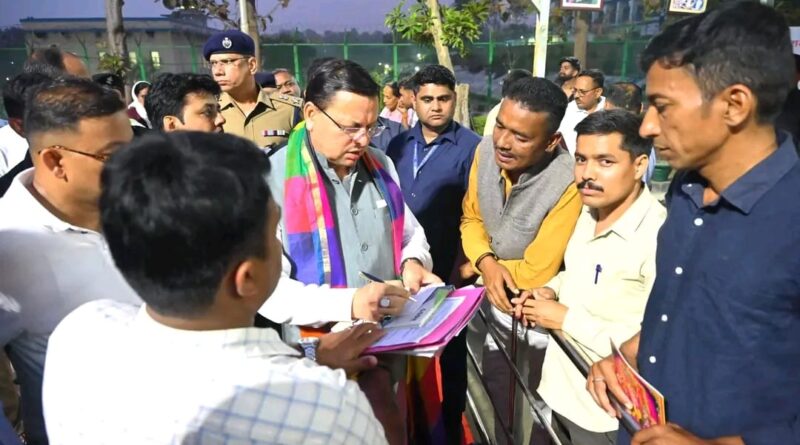 मुख्यमंत्री धामी ने खटीमा में सुनी स्थानीय लोगों की समस्याएं , अधिकारियो को त्वरित निस्तारण करने के दिए निर्देश 