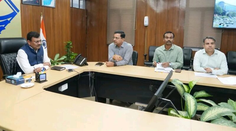 मुख्य सचिव आनन्द बर्द्धन ने ली समीक्षा बैठक, लोक निर्माण विभाग की योजनाओं पर की चर्चा