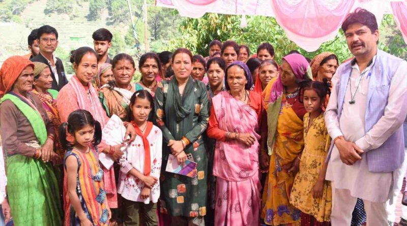 कैबिनेट मंत्री रेखा आर्या ने विकास कार्यों के लिए दिए 15.5 लाख, सोमेश्वर विधानसभा के कई गांवों में की जनसुनवाई 