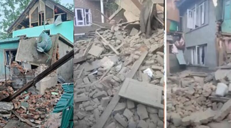 पहलगाम हमले के संदिग्ध आतंकियों पर बड़ी कार्रवाई, सुरक्षाबलों ने एक आतंकी के घर को उड़ाया, दूसरे के घर पर चला बुलडोजर